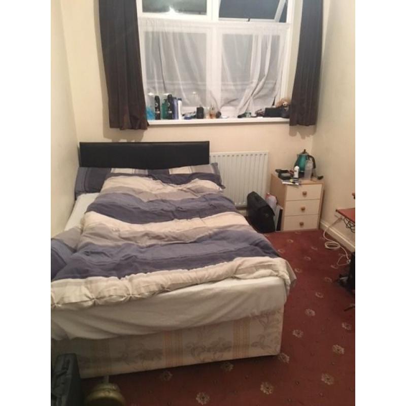 Good Size Room in a House Share+Short walk to SKY+Easy access to Osterley Station+All Bills Included