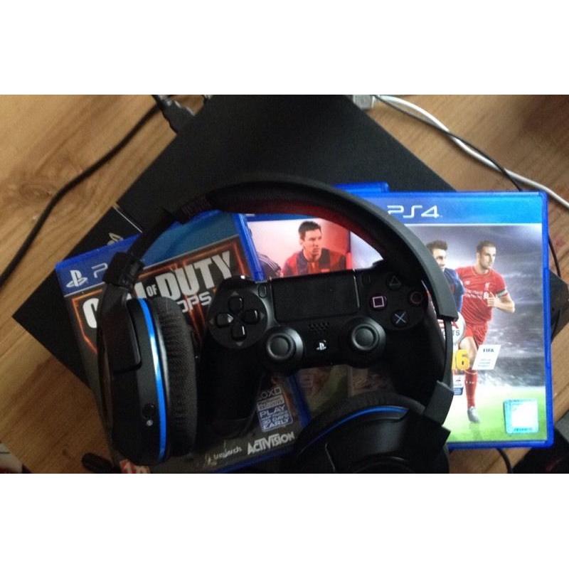 Sony PlayStation 4 (PS4)