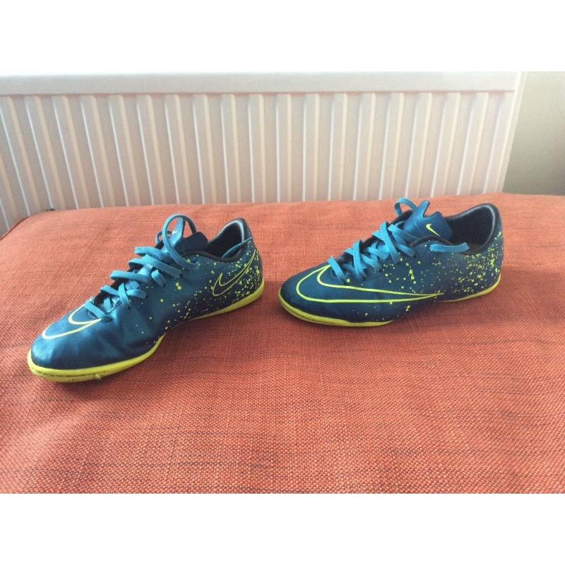 Nike indoor football trainers size 2