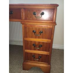 Leather topped desk (free del in Glasgow area)