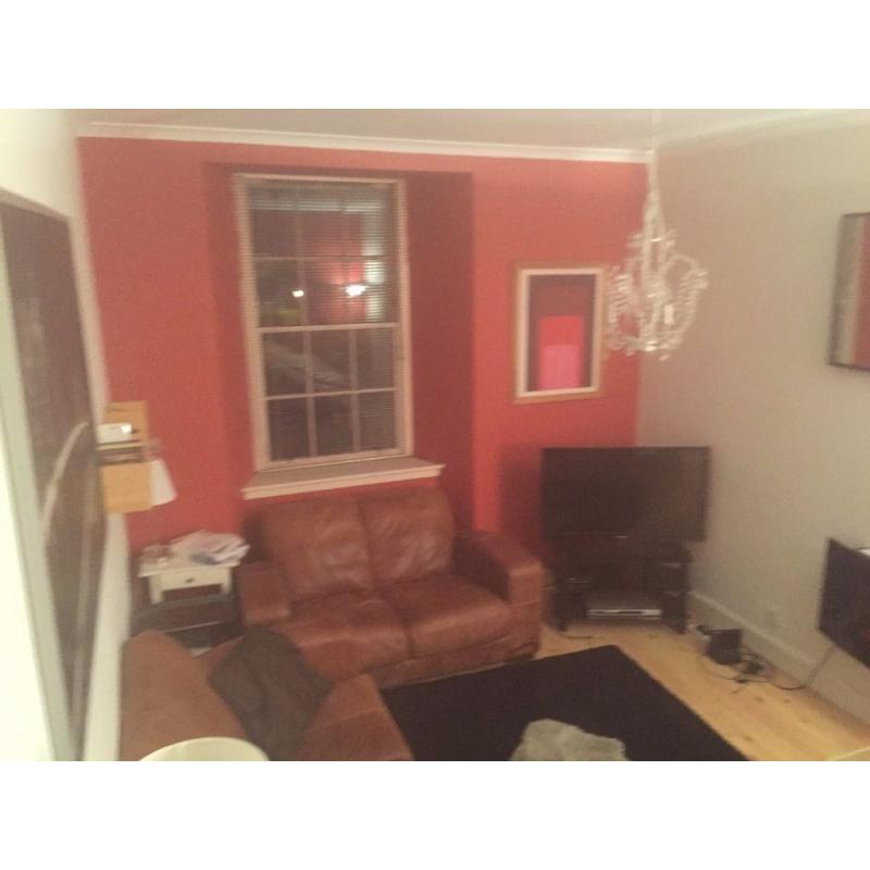 Nicolson street Double room to rent , - ideally looking for working profesional or mature student