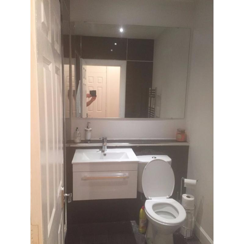 Nicolson street Double room to rent , - ideally looking for working profesional or mature student