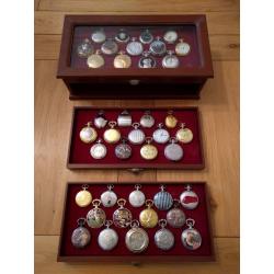 Pocket watch collection in display case - 40 quartz pocket watches with new batteries