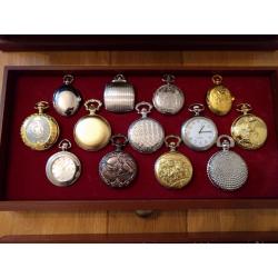 Pocket watch collection in display case - 40 quartz pocket watches with new batteries