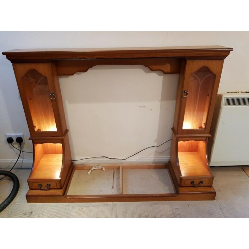 Fire surround with gas log effect fire