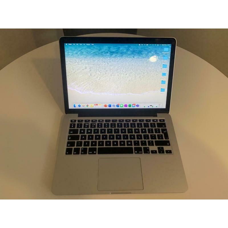 Apple MacBook 2015 13" (Low battery cycle count, excellent condition + new screen recently)