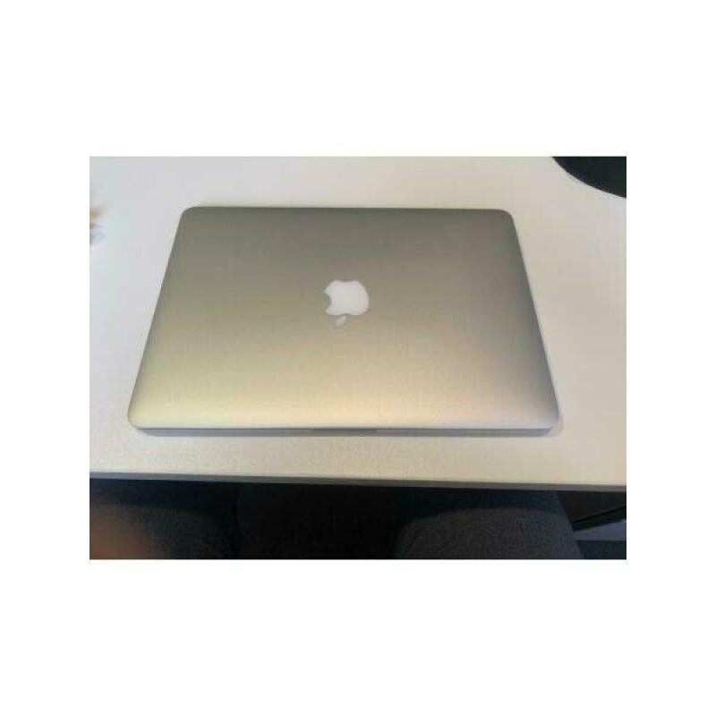 Apple MacBook 2015 13" (Low battery cycle count, excellent condition + new screen recently)