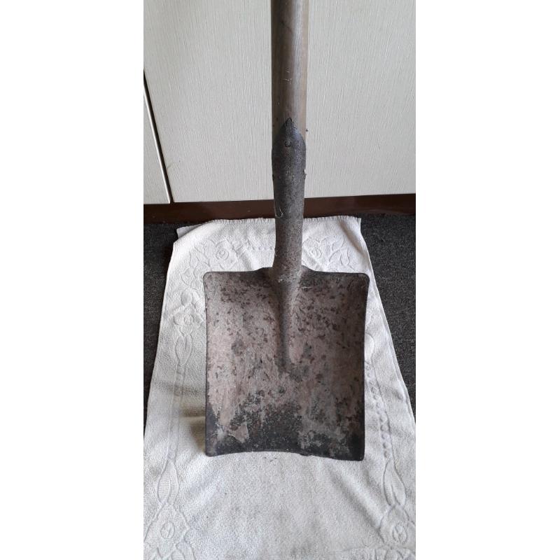 VINTAGE SQUARE SHOVEL
