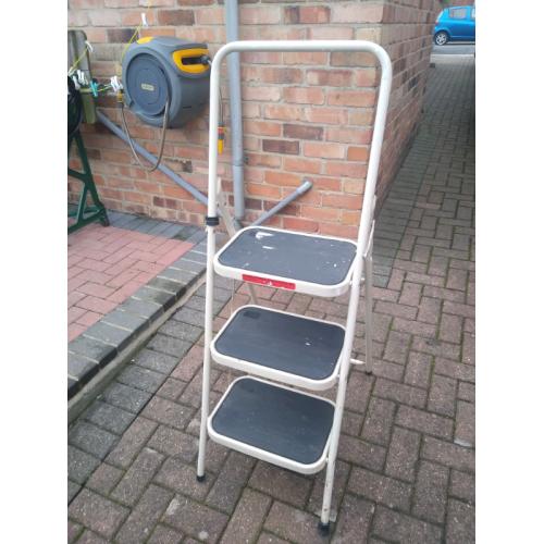 METAL STEP-LADDERS