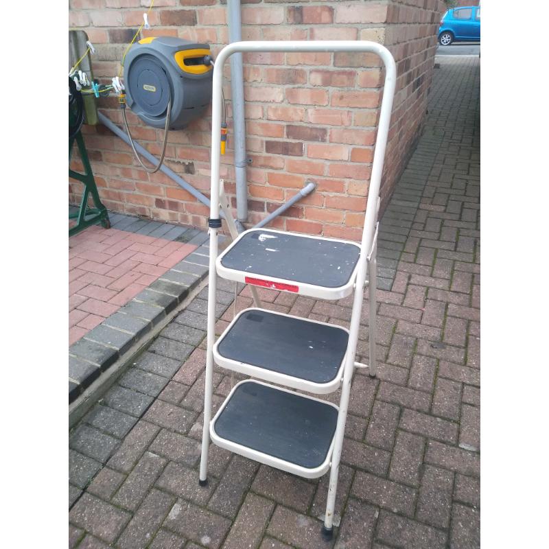 METAL STEP-LADDERS