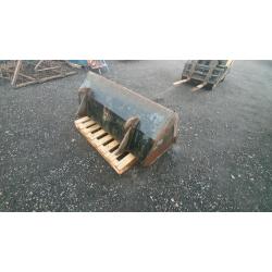 Tractor front loader bucket with faucheux brackets