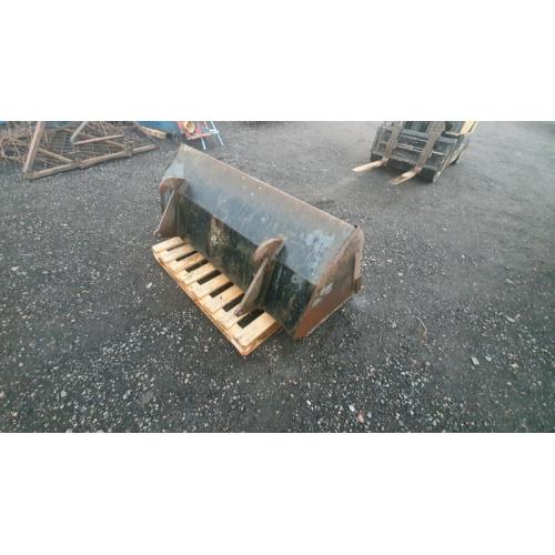 Tractor front loader bucket with faucheux brackets