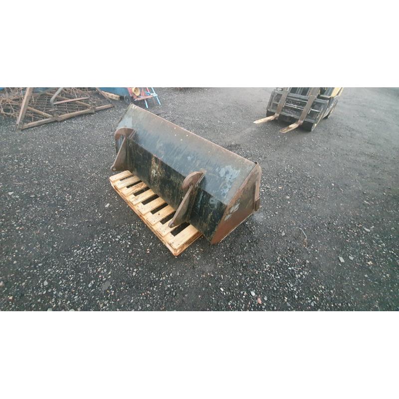 Tractor front loader bucket with faucheux brackets