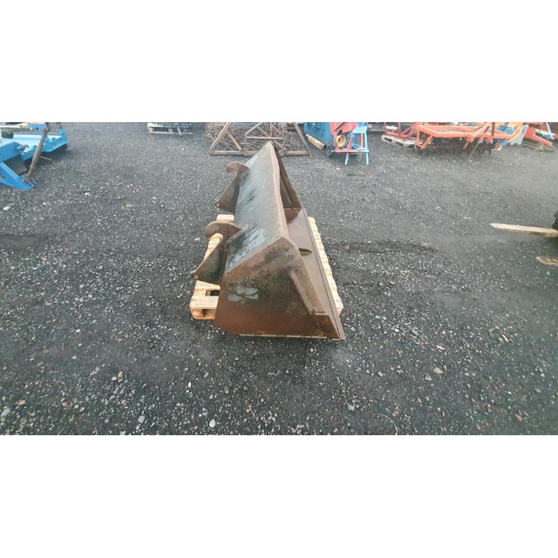 Tractor front loader bucket with faucheux brackets