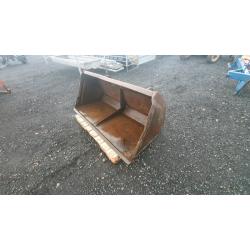Tractor front loader bucket with faucheux brackets