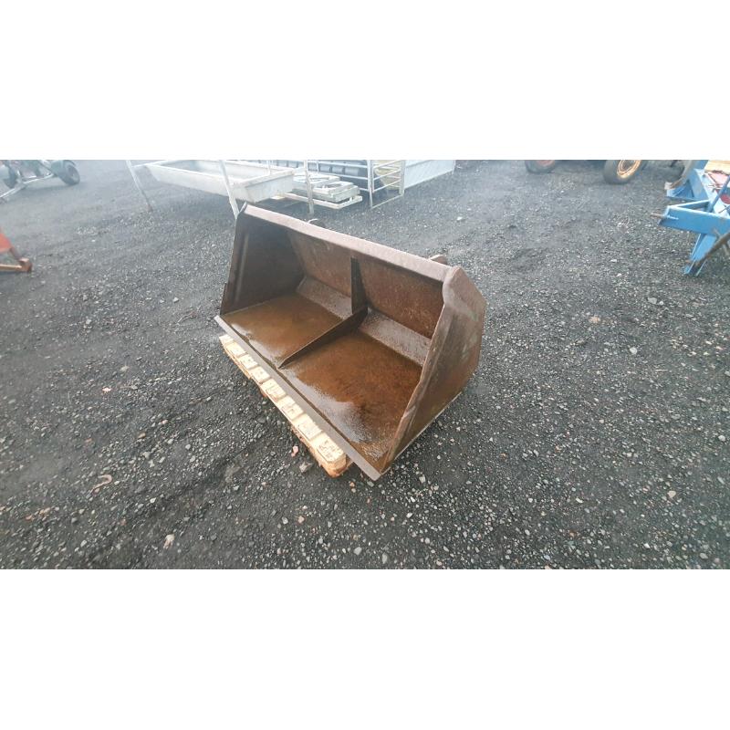Tractor front loader bucket with faucheux brackets