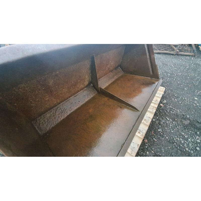Tractor front loader bucket with faucheux brackets