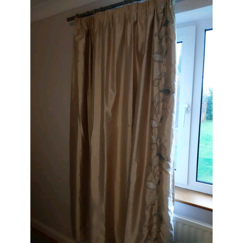 1 pair lined curtains plus black out liners. Washable.
