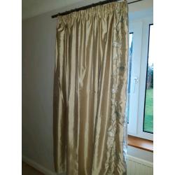 1 pair lined curtains plus black out liners. Washable.
