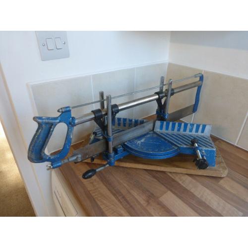 MITRE SAW . HAND HELD CARPENTERS .PRECISION SAW