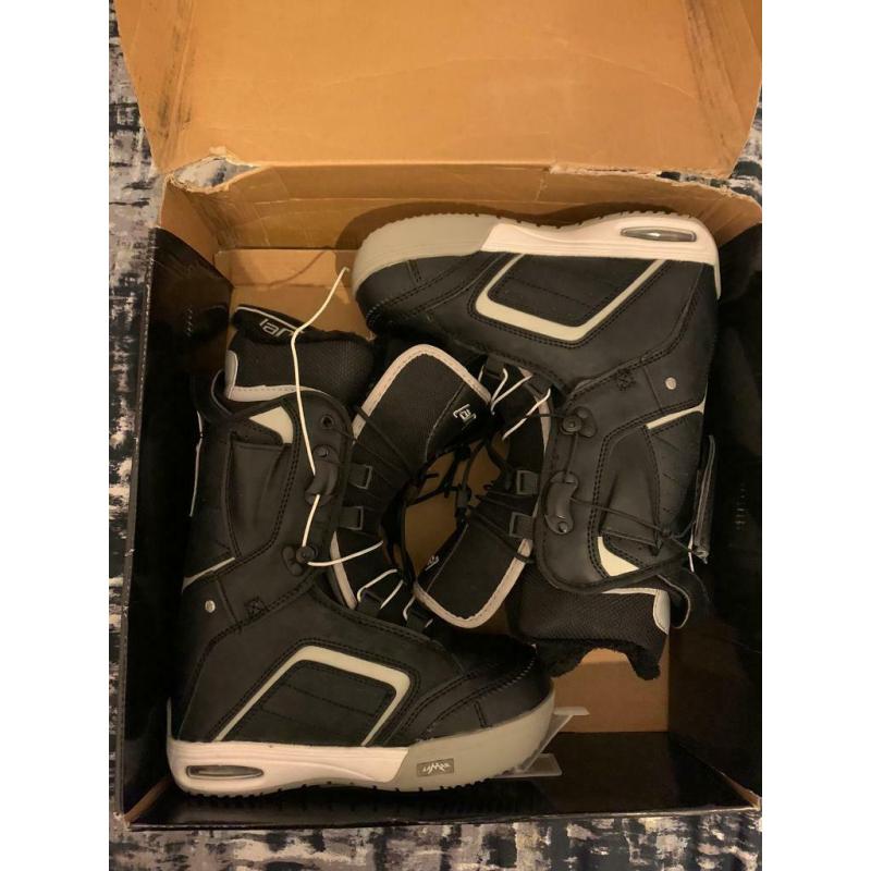 Lemar snowboarding boots size 5 (Never worn)