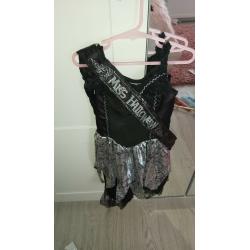 Girls dressing up clothes
