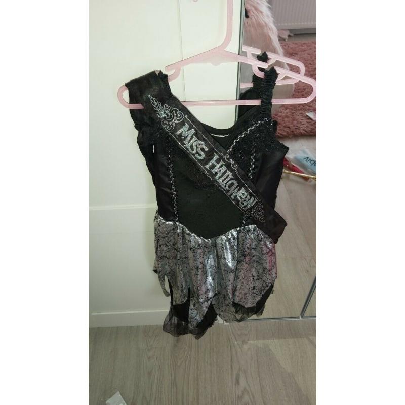 Girls dressing up clothes
