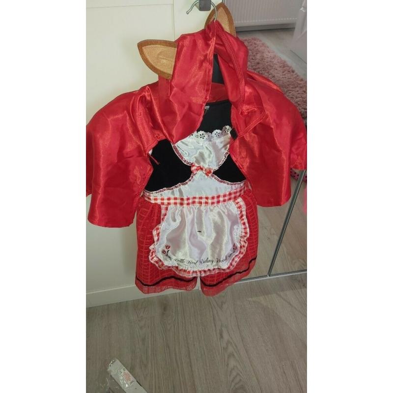 Girls dressing up clothes