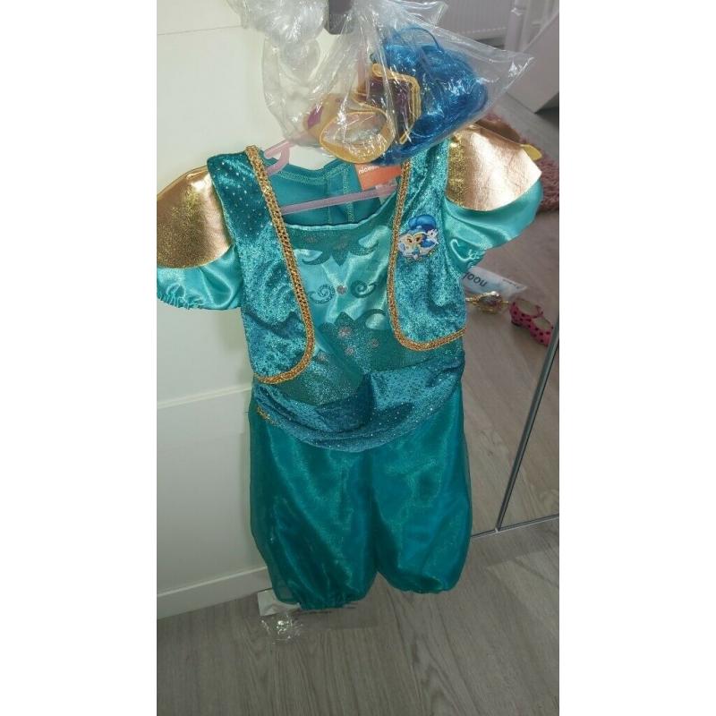Girls dressing up clothes