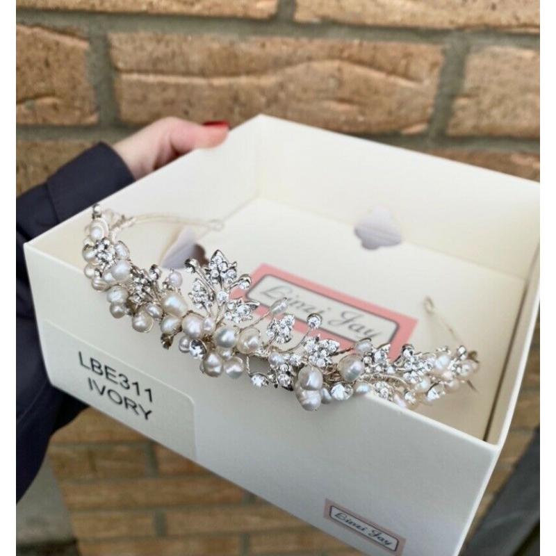 Beautiful pearl and diamant? bridal headband tiara headpiece. Immaculate condition.