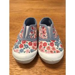 Girls infant size 7 plimsolls
