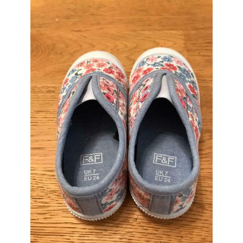 Girls infant size 7 plimsolls