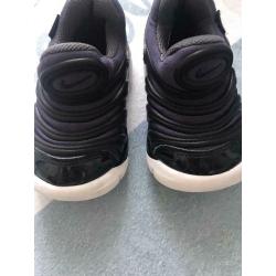 Boy shoes size 5.5
