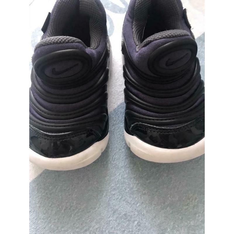 Boy shoes size 5.5