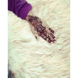 Henna artist