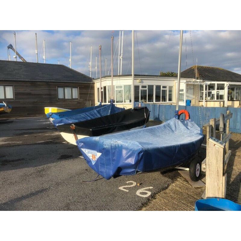Scow sailing dinghy