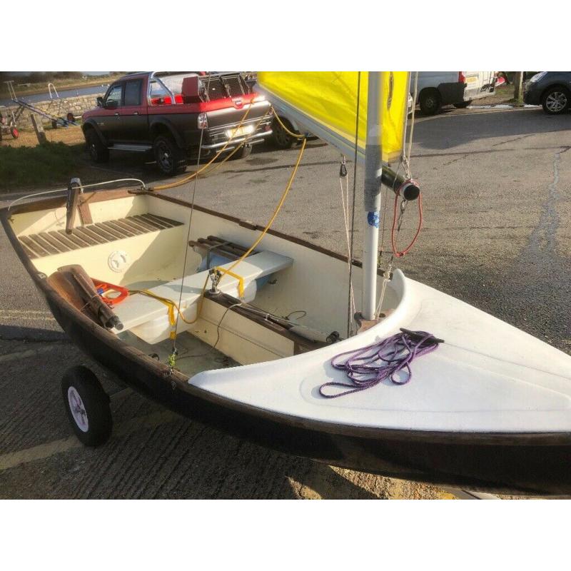 Scow sailing dinghy