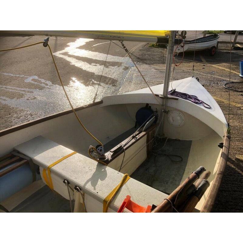 Scow sailing dinghy