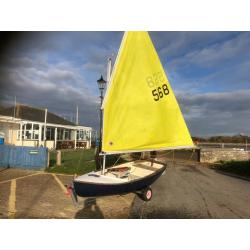 Scow sailing dinghy