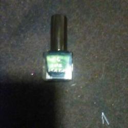 green nail varnish