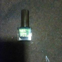green nail varnish