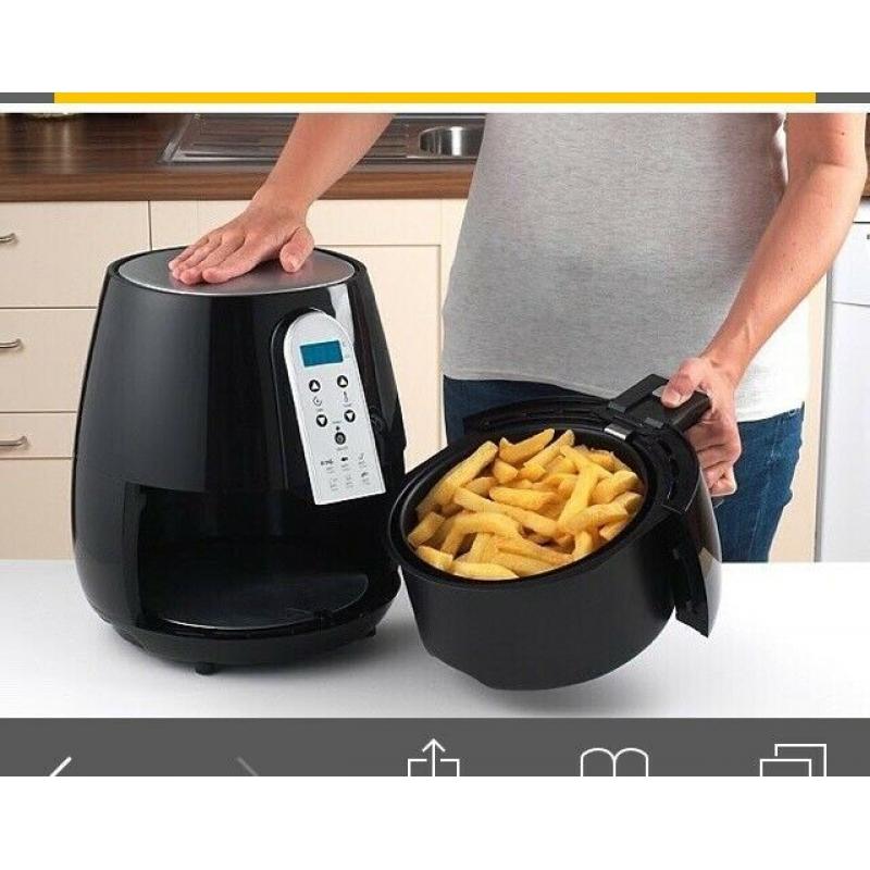 Air fryer in black, salter brand comes with box box appox 14mths. Changing colours in kitchen